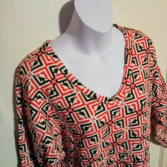 Liz Claiborne Geometric Red and Black Top - Picture 2 of 7